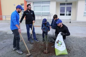 ΦΩΤΟΣ/Πήραν τις τσάπες στην Ομόνοια!
