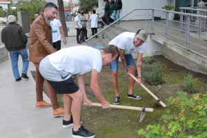 ΦΩΤΟΣ/Πήραν τις τσάπες στην Ομόνοια!