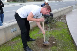 ΦΩΤΟΣ/Πήραν τις τσάπες στην Ομόνοια!