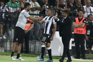 Μπαίνει στο αεροπλάνο για Θεσσαλονίκη ο Ζαμπά
