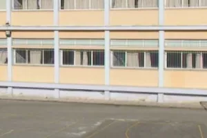 Αναστάτωση στο Λανίτειο - Κροτίδες & φωτοβολίδες από μαθητές