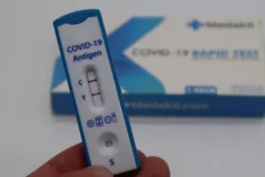 Αρχίζει σήμερα η διάθεση των self test - Οι δικαιούχοι