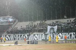ΦΩΤΟ/Πανό και σύνθημα για τον Μότσα Βούκοτιτς!