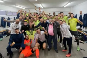Πάρτι στ' αποδυτήρια και ψηλά η φανέλα με το "20"!