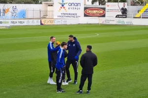 "Έτρεξε" στους πρώην συμπαίκτες του (φώτος)