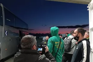 Υποδοχή στην αποστολή οι ΑΕΚτζήδες! (βίντεο/φώτος)