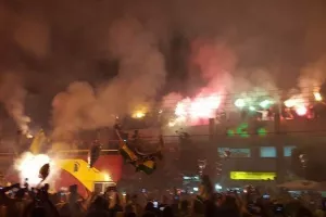 "ΟΛΟΙ όρθιοι για 90 λεπτά"