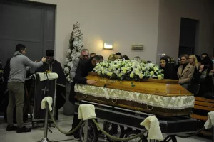 Οδύνη στο τελευταίο "αντίο" στον Στέβαν Γέλοβατς (φωτογραφίες)