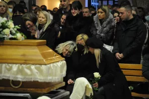 Οδύνη στο τελευταίο "αντίο" στον Στέβαν Γέλοβατς (φωτογραφίες)