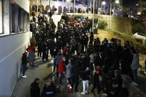 Μπόλικος κόσμος έξω από τα γραφεία του Ολυμπιακού για Μανωλά!