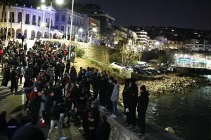 Μπόλικος κόσμος έξω από τα γραφεία του Ολυμπιακού για Μανωλά!