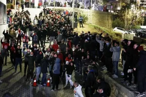 Μπόλικος κόσμος έξω από τα γραφεία του Ολυμπιακού για Μανωλά!