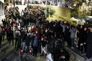 Μπόλικος κόσμος έξω από τα γραφεία του Ολυμπιακού για Μανωλά!