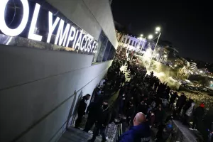 Μπόλικος κόσμος έξω από τα γραφεία του Ολυμπιακού για Μανωλά!