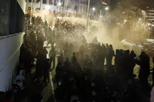 Μπόλικος κόσμος έξω από τα γραφεία του Ολυμπιακού για Μανωλά!