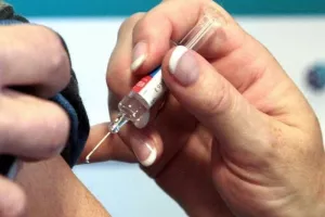 Πήγε να κάνει εμβόλιο φορώντας ψεύτικο χέρι σιλικόνης!