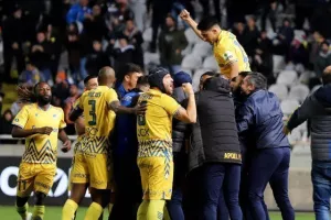 ΑΠΟΕΛ - Ομόνοια: Το καταπληκτικό "αιώνιο" βάφτηκε γαλαζοκίτρινο! (φώτος)