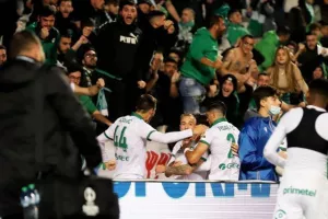 ΑΠΟΕΛ - Ομόνοια: Το καταπληκτικό "αιώνιο" βάφτηκε γαλαζοκίτρινο! (φώτος)