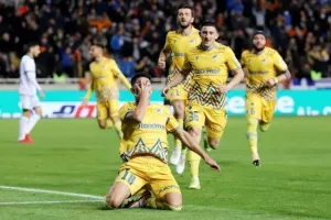 ΑΠΟΕΛ - Ομόνοια: Το καταπληκτικό "αιώνιο" βάφτηκε γαλαζοκίτρινο! (φώτος)