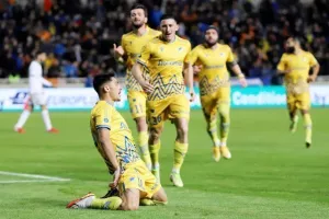 ΑΠΟΕΛ - Ομόνοια: Το καταπληκτικό "αιώνιο" βάφτηκε γαλαζοκίτρινο! (φώτος)
