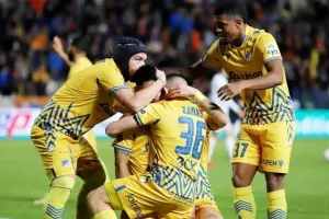 ΑΠΟΕΛ - Ομόνοια: Το καταπληκτικό "αιώνιο" βάφτηκε γαλαζοκίτρινο! (φώτος)