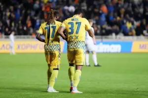 ΑΠΟΕΛ - Ομόνοια: Το καταπληκτικό "αιώνιο" βάφτηκε γαλαζοκίτρινο! (φώτος)