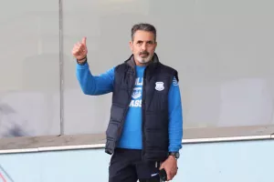 Βλέπει μπροστά...