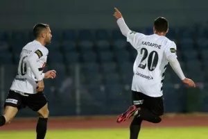 Άρης - ΠΑΕΕΚ: Χαμόγελα από τη μια, χαμένο έδαφος από την άλλη...