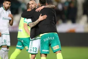 Ομόνοια-ΑΕΚ: "Έσπασαν καρδιές" και το... μοίρασαν στο ΓΣΠ (φώτος)