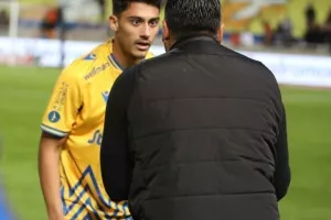 ΑΠΟΕΛ - Ομόνοια: Το καταπληκτικό "αιώνιο" βάφτηκε γαλαζοκίτρινο! (φώτος)