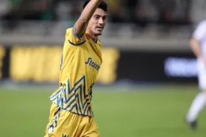 ΑΠΟΕΛ - Ομόνοια: Το καταπληκτικό "αιώνιο" βάφτηκε γαλαζοκίτρινο! (φώτος)