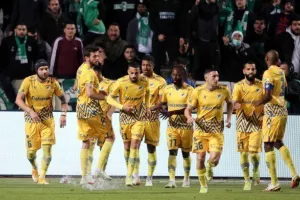 ΑΠΟΕΛ - Ομόνοια: Το καταπληκτικό "αιώνιο" βάφτηκε γαλαζοκίτρινο! (φώτος)
