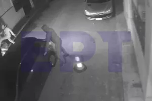 Ελλάδα: Έδειραν ντελιβερά επειδή φορούσε σκούφο με διακριτικά ομάδας!