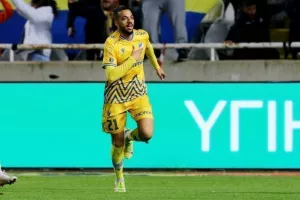 ΑΠΟΕΛ - Ομόνοια: Το καταπληκτικό "αιώνιο" βάφτηκε γαλαζοκίτρινο! (φώτος)