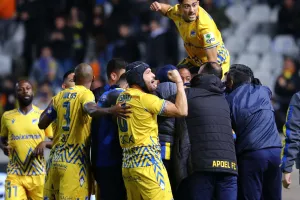ΓΚΟΛ για το ΑΠΟΕΛ με συμμετοχή από... πάγκο