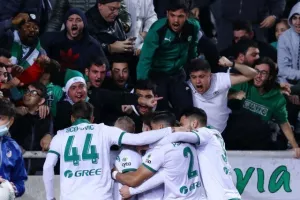 ΑΠΟΕΛ - Ομόνοια: Το καταπληκτικό "αιώνιο" βάφτηκε γαλαζοκίτρινο! (φώτος)