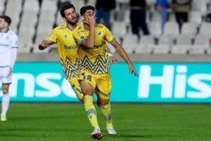 ΑΠΟΕΛ - Ομόνοια: Το καταπληκτικό "αιώνιο" βάφτηκε γαλαζοκίτρινο! (φώτος)