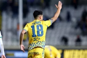 ΑΠΟΕΛ - Ομόνοια: Το καταπληκτικό "αιώνιο" βάφτηκε γαλαζοκίτρινο! (φώτος)