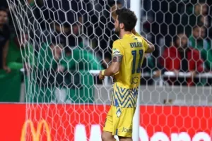 ΑΠΟΕΛ - Ομόνοια: Το καταπληκτικό "αιώνιο" βάφτηκε γαλαζοκίτρινο! (φώτος)