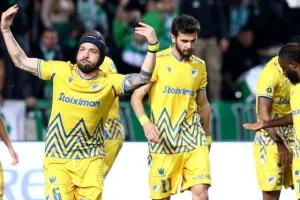 ΑΠΟΕΛ - Ομόνοια: Το καταπληκτικό "αιώνιο" βάφτηκε γαλαζοκίτρινο! (φώτος)