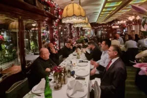 Δείπνο σε ΜΜΕ και... Πρέσβη! (Φώτος)