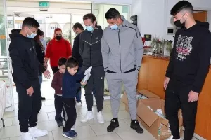 Ομόνοια στην "Ηλιαχτίδα Ζωής"/ Μοίρασαν δώρα και... χαμόγελα (Φώτος)