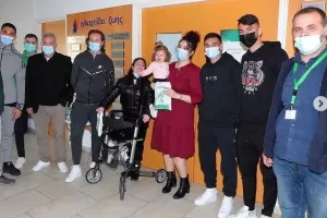 Ομόνοια στην "Ηλιαχτίδα Ζωής"/ Μοίρασαν δώρα και... χαμόγελα (Φώτος)