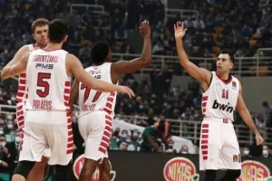 "Πάρτι" του Ολυμπιακού και... επιβλητικό διπλό πάνω στον Παναθηναικό!