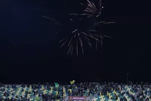 Φοβερή ατμόσφαιρα με βεγγαλικά στην Αρένα! (βίντεο/φώτος)