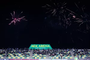 Φοβερή ατμόσφαιρα με βεγγαλικά στην Αρένα! (βίντεο/φώτος)