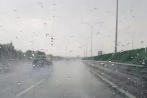 Προσοχή: Συσσώρευση νερού στο highway
