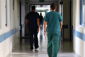 85,4% οι ανεμβολίαστοι - 178 ασθενείς στα νοσοκομεία