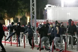 Επεισόδια έξω από το «Γ. Καραϊσκάκης»! (φώτος) 