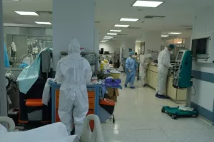 Δευτέρα/Ένας θάνατος, 706 κρούσματα